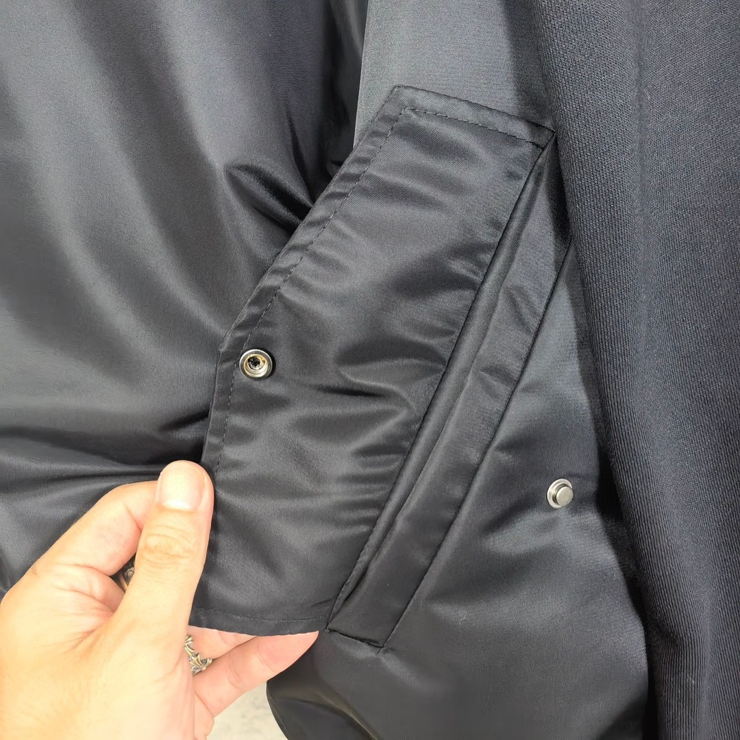 バレンシアガ「Balenciaga」‌秋冬コレクションのダブルキャップパッチワークフライトジャケット