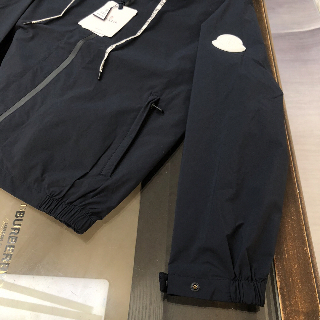 モンクレール「Moncler」 Grenoble 連帽ウェブテープエンボス加工ジャケット