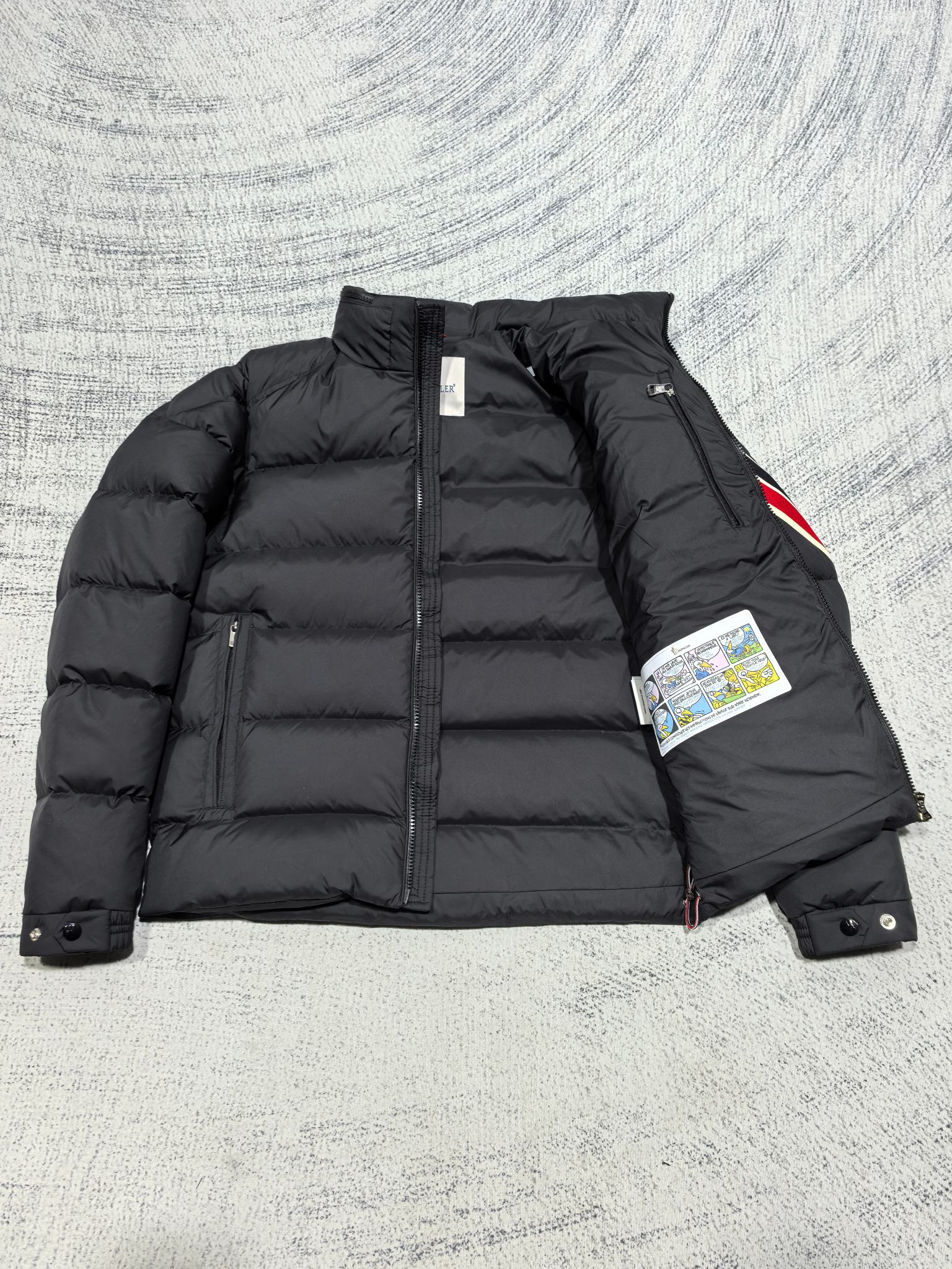 モンクレール「Moncler」カラーテープ スリーブ パネル ダウンジャケット
