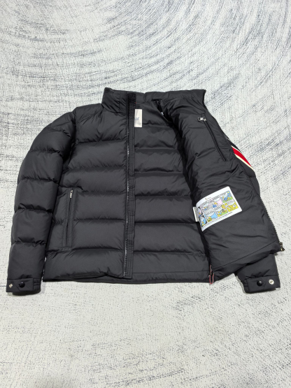 モンクレール「Moncler」カラーテープ スリーブ パネル ダウンジャケット