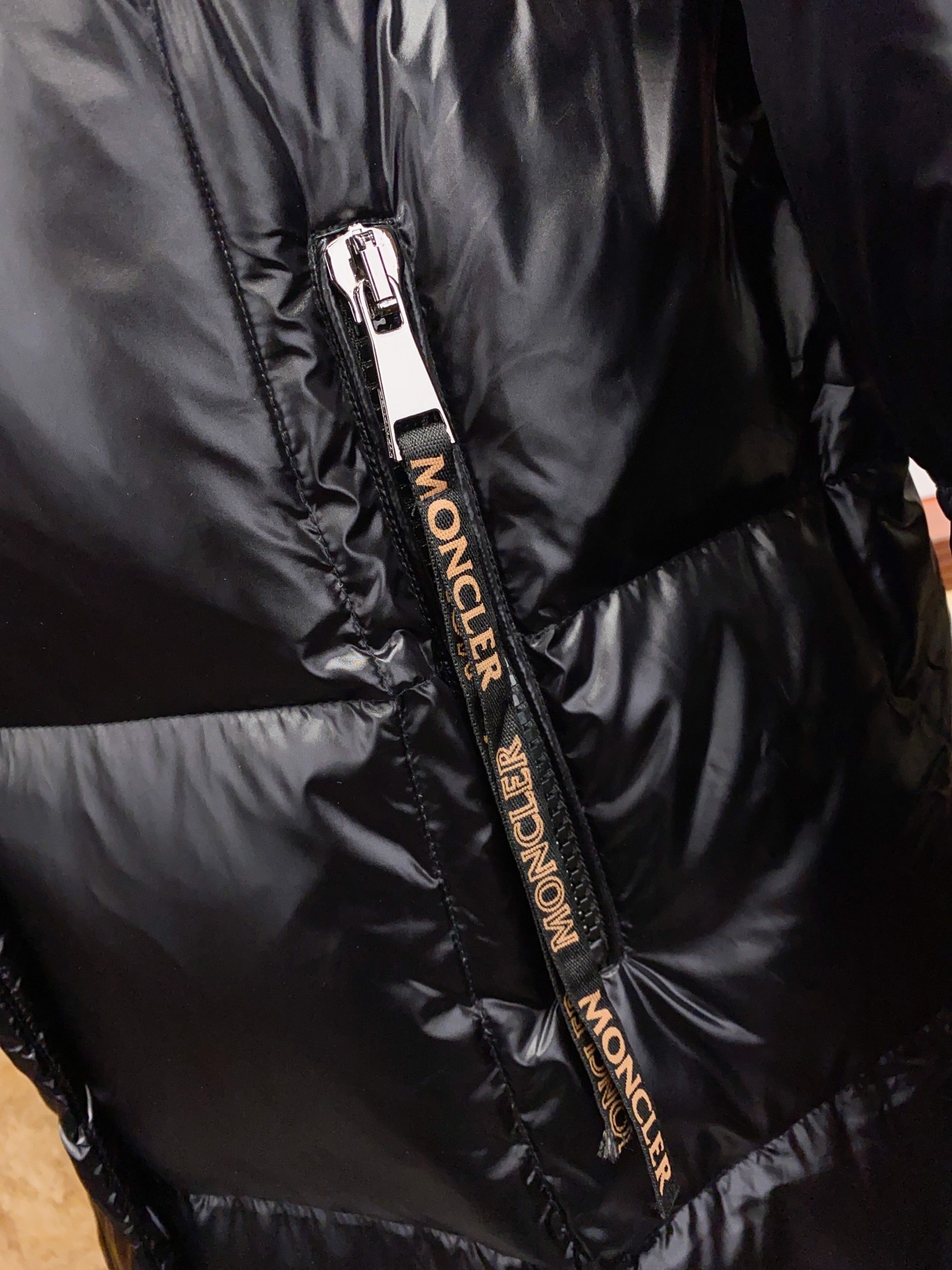 モンクレール「Moncler」ミドル丈フード付きダウンジャケット