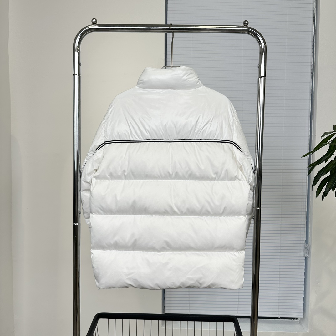 モンクレール「Moncler」ホワイト＆ブラックライン ショート ダウンジャケット メンズ＆レディース