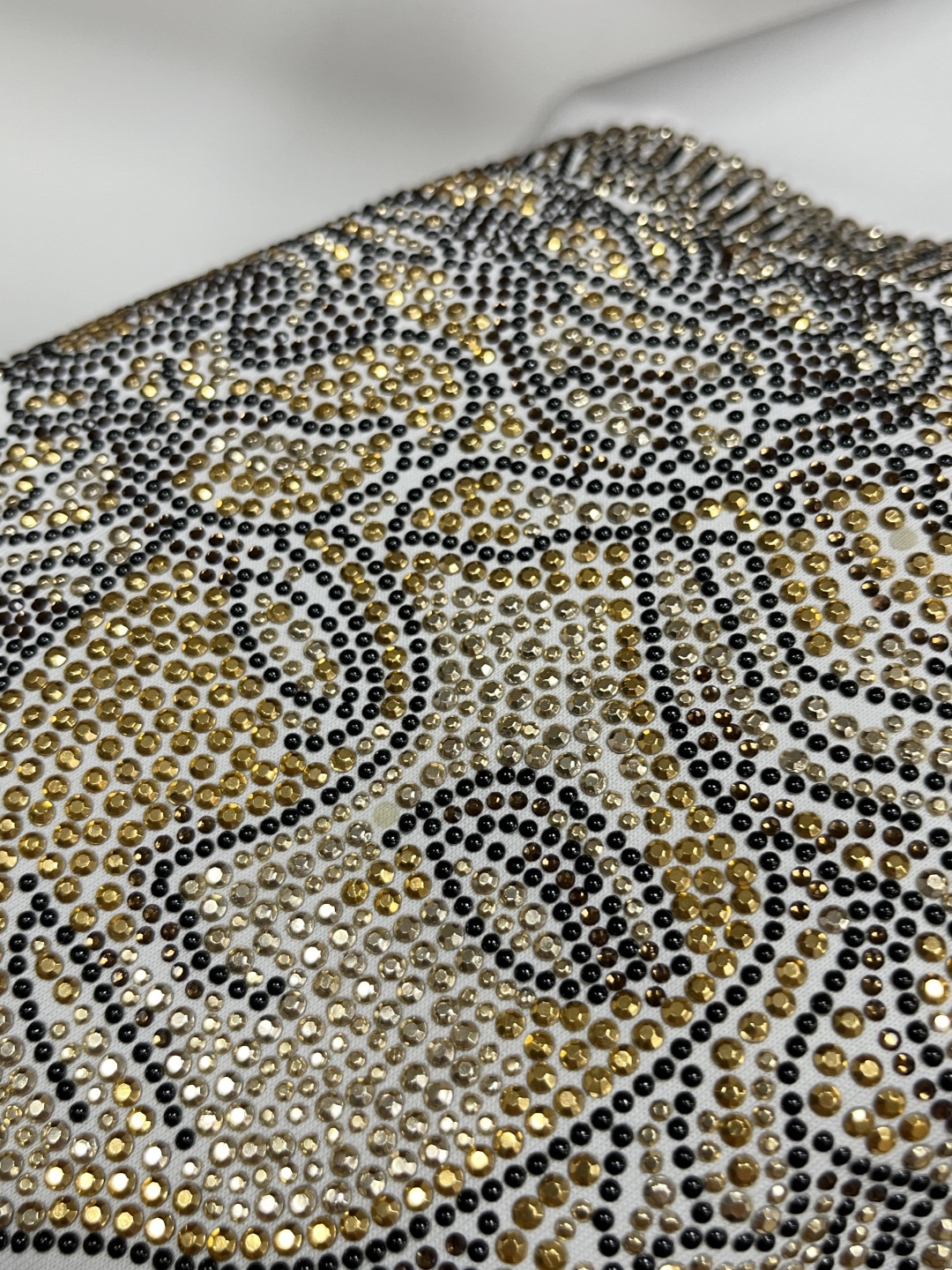 ヴェルサーチ「Versace」25SS クリスタルスワロフスキービーズ ラウンドネックTシャツ