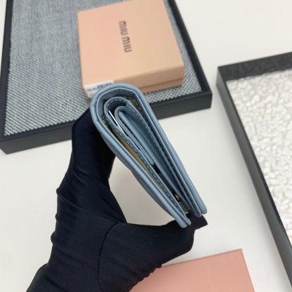 ミュウミュウ「Miu Miu」マテラッセレザー  折り財布