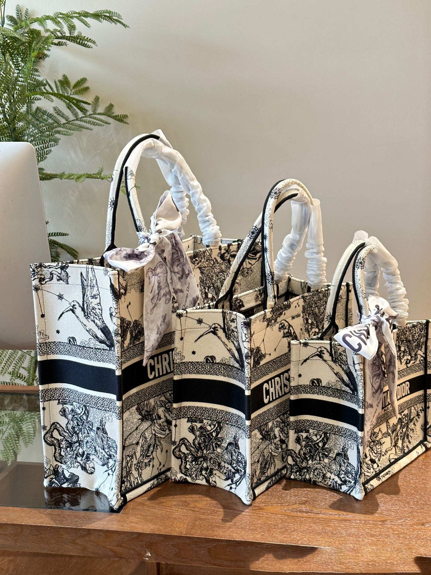 ディオール Dior Book Tote バッグ スモール、ミディアム、ラージの3つのサイズ