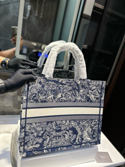 ディオール Dior Book Tote バッグ スモール、ミディアム、ラージの3つのサイズ
