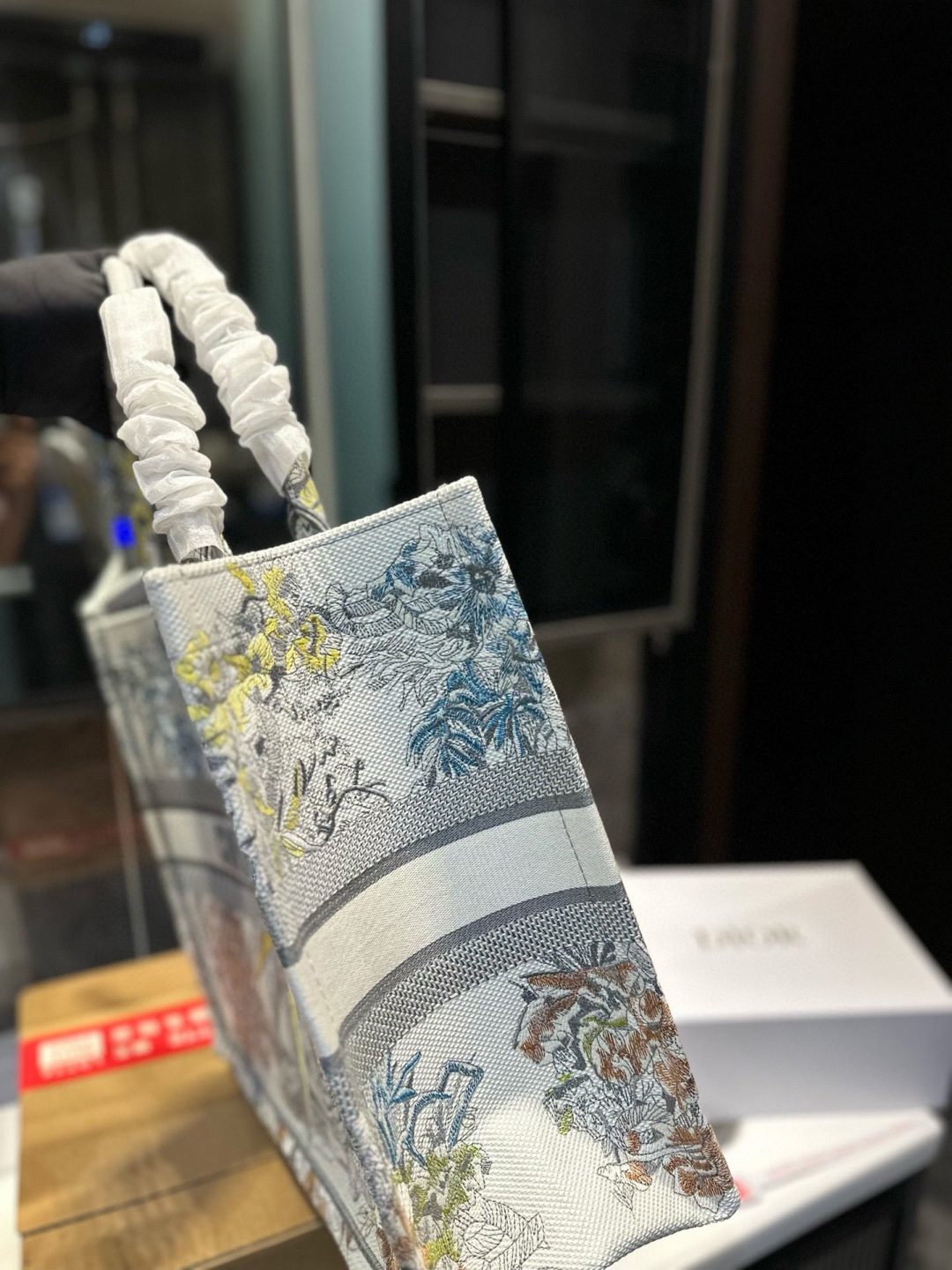 ディオール Dior Book Tote バッグ スモール、ミディアム、ラージの3つのサイズ