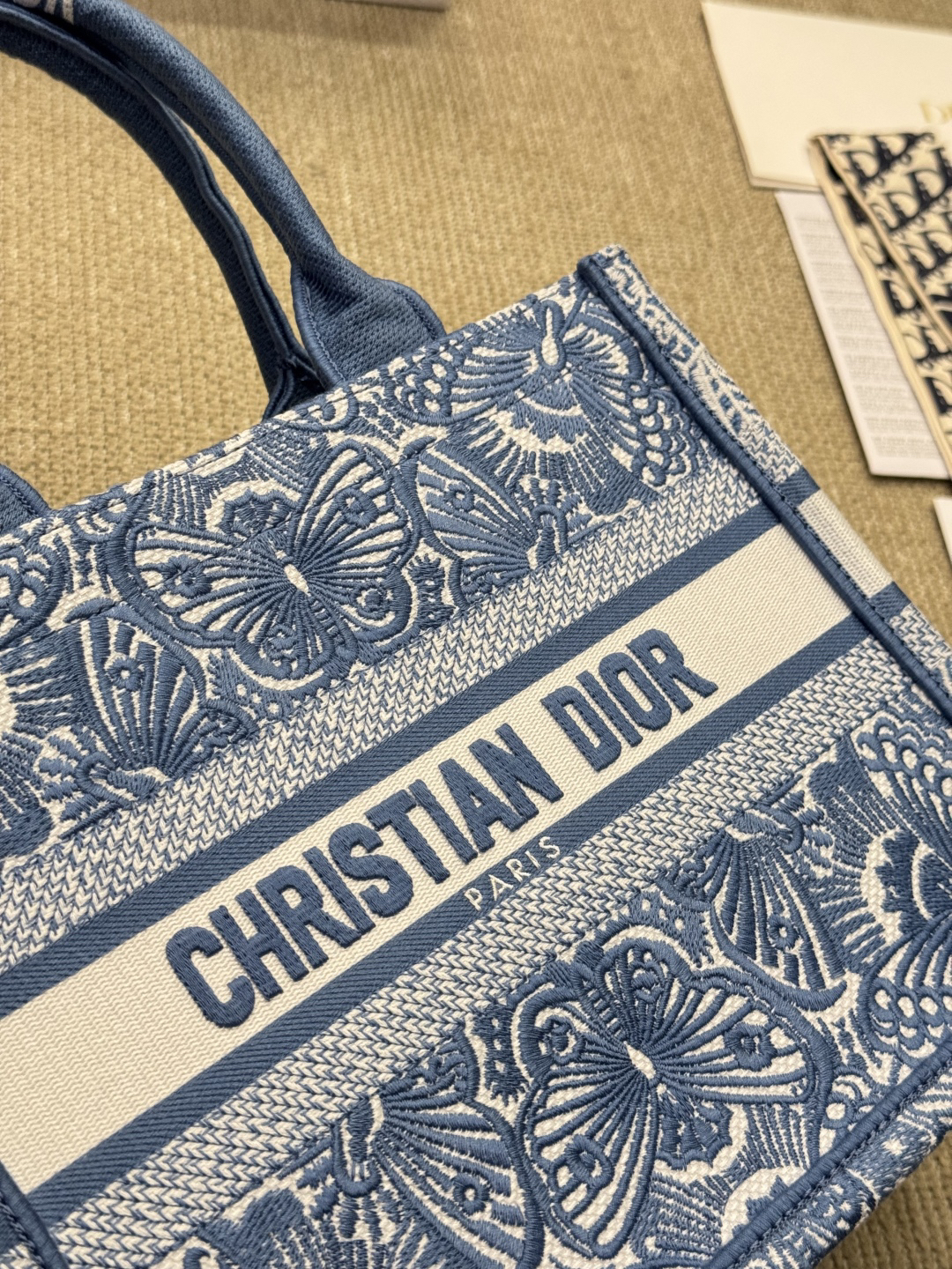 ディオール Dior Book Tote バッグ スモール、ミディアム、ラージの3つのサイズ