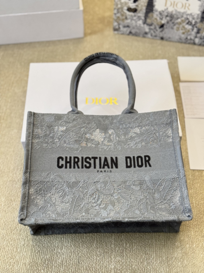 ディオール Dior Book Tote バッグ スモール、ミディアムの2つのサイズ