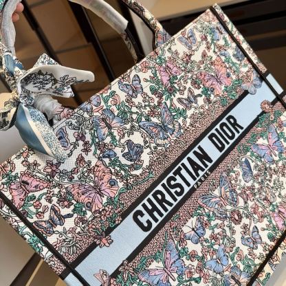 ディオール Dior Book Tote バッグ スモール、ミディアム、ラージの3つのサイズ