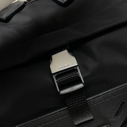 プラダ「Prada」 リジェネレイテッド ナイロン トラベルバッグ