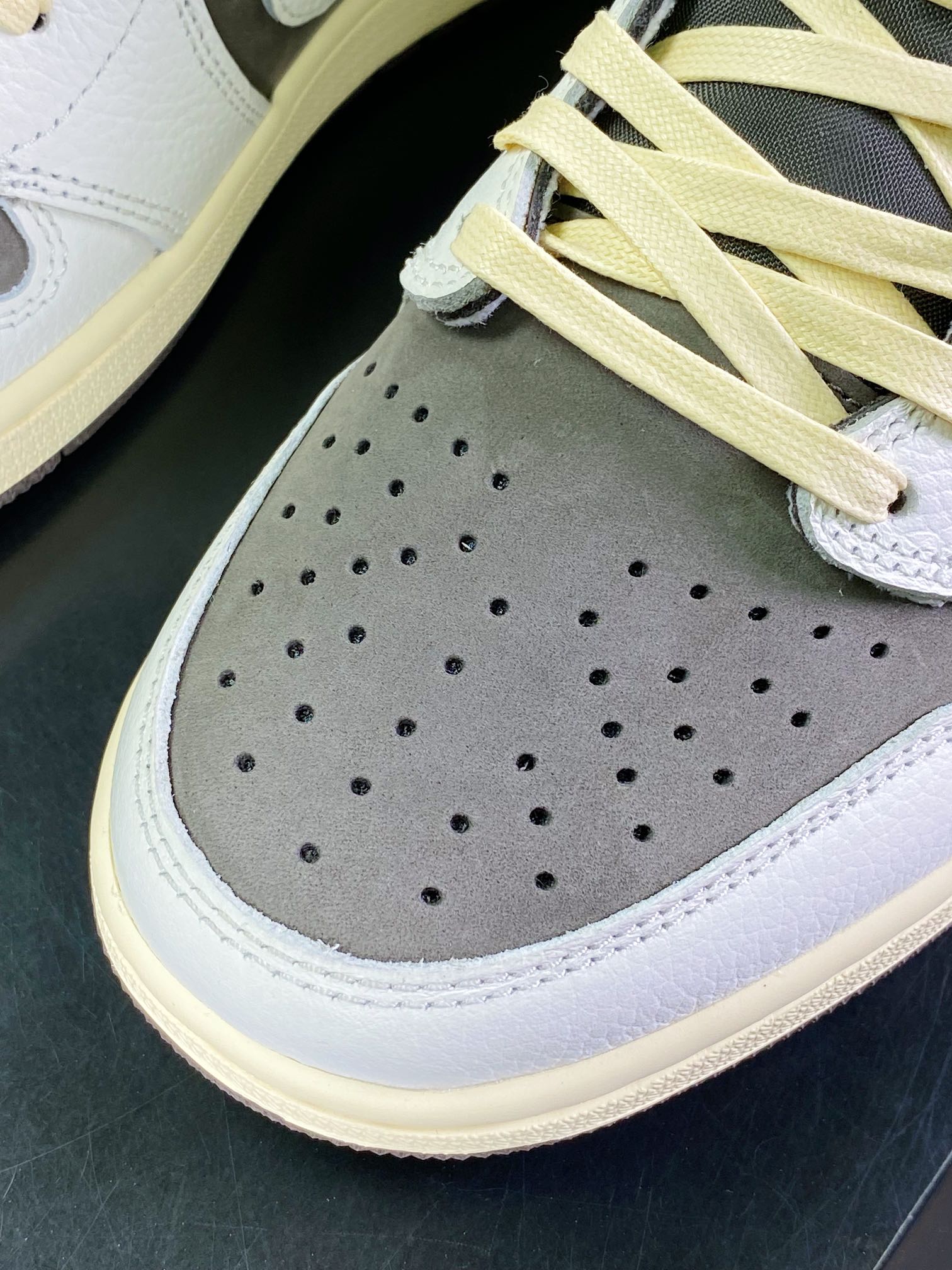 「コラボモデル」Nike Air Jordan 1 Low x Travis Scott「Sail and Ridgerock」