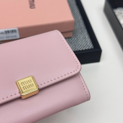 ミュウミュウ「Miu Miu」二つ折りスモールウォレット