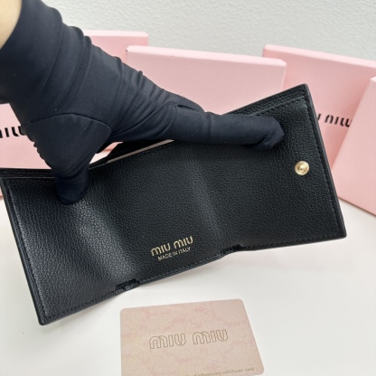 ミュウミュウ「Miu Miu」多機能三つ折りスモールウォレット