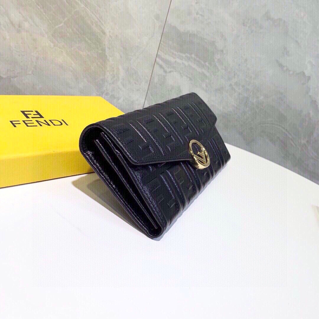 フェンディ「Fendi」高級エンボス牛革の大きな イタリア製財布