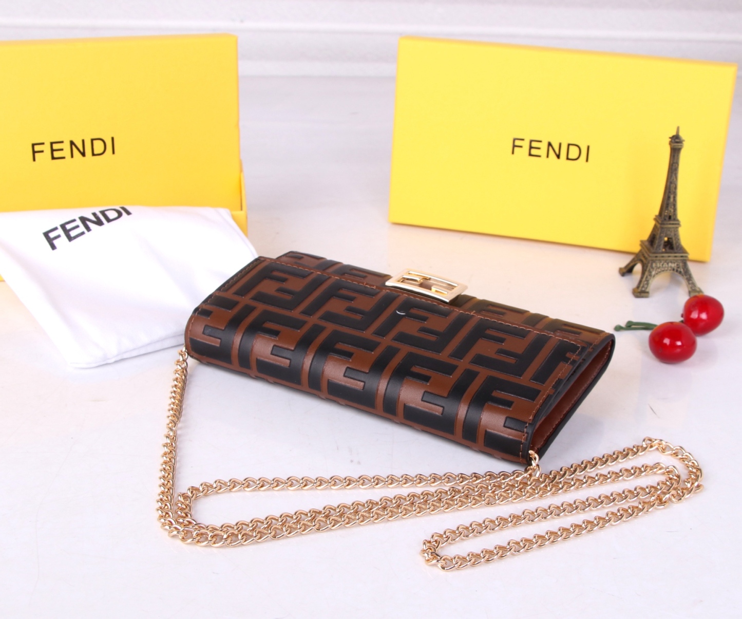 フェンディ「Fendi」高級エンボス牛革の大きな イタリア製財布