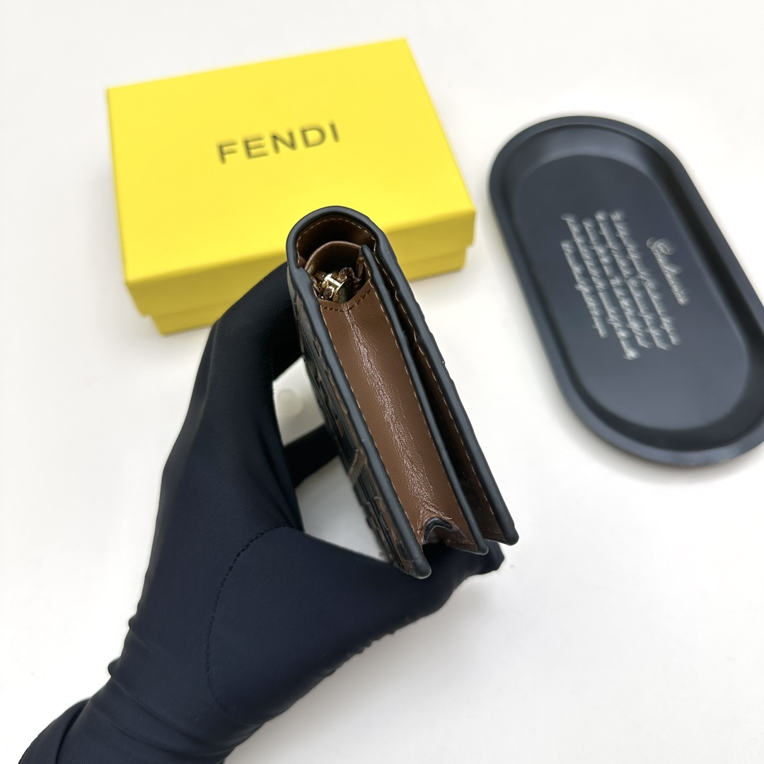 フェンディ「Fendi」高級エンボス牛革の大きな イタリア製財布