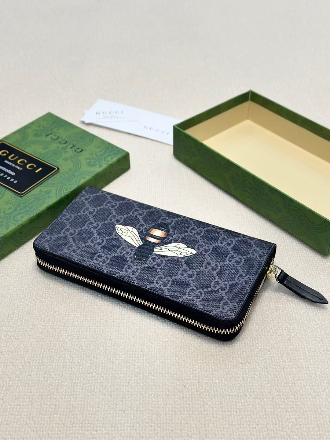 グッチ「Gucci」シグネチャー レザー ウェブ ジップアラウンドウォレット