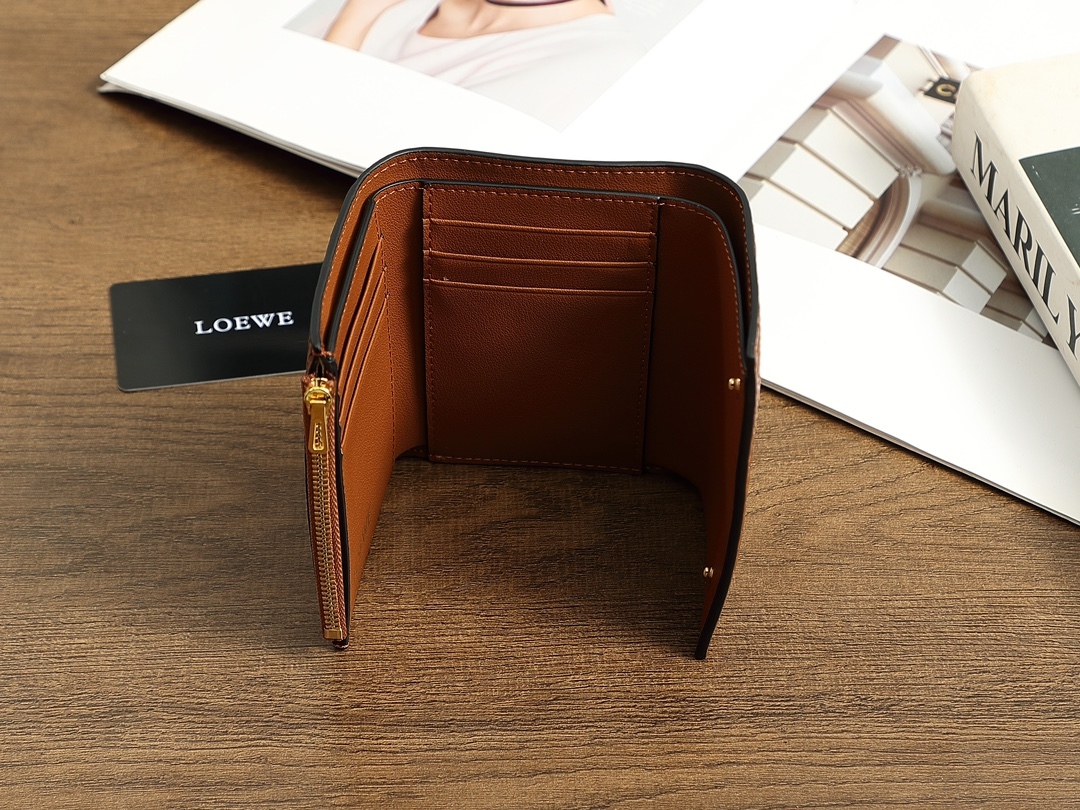 ロエベ「LOEWE」ぺブル バーティカル ウォレット スモール（シャイニーナパカーフ）