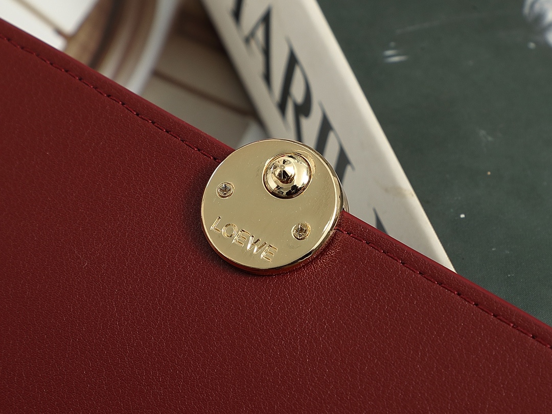 ロエベ「LOEWE」ぺブル バーティカル ウォレット スモール（シャイニーナパカーフ）