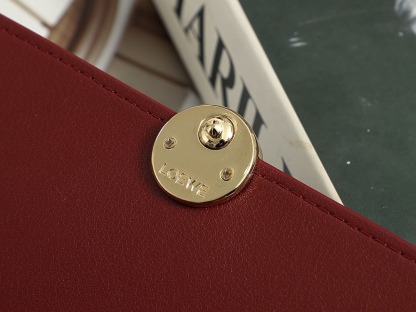 ロエベ「LOEWE」ぺブル バーティカル ウォレット スモール（シャイニーナパカーフ）