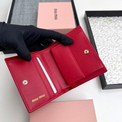 ミュウミュウ「Miu Miu」多機能二つ折りスモールウォレット