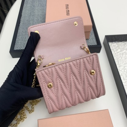 ミュウミュウ「Miu Miu」マテラッセレザー ジップアラウンド 折り財布