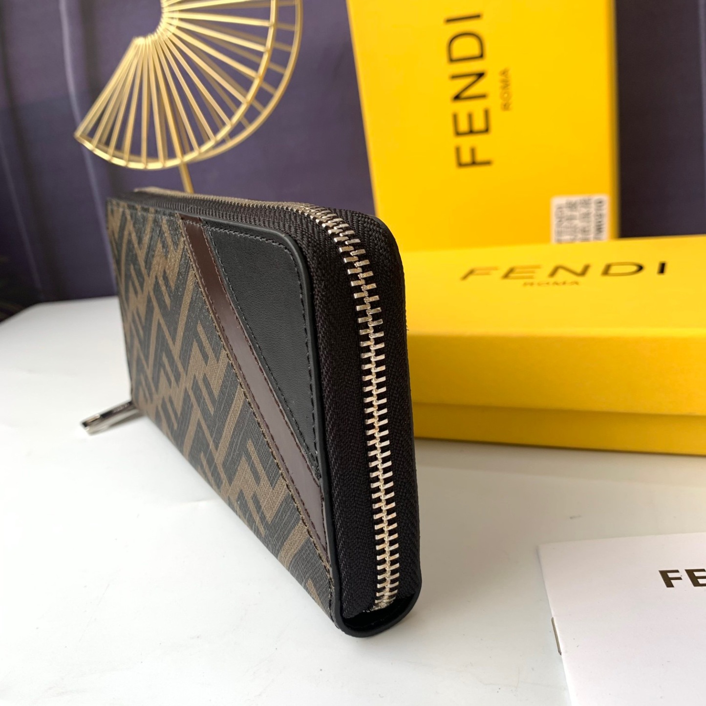 フェンディ「Fendi」ダイアゴナル ジップアラウンド財布