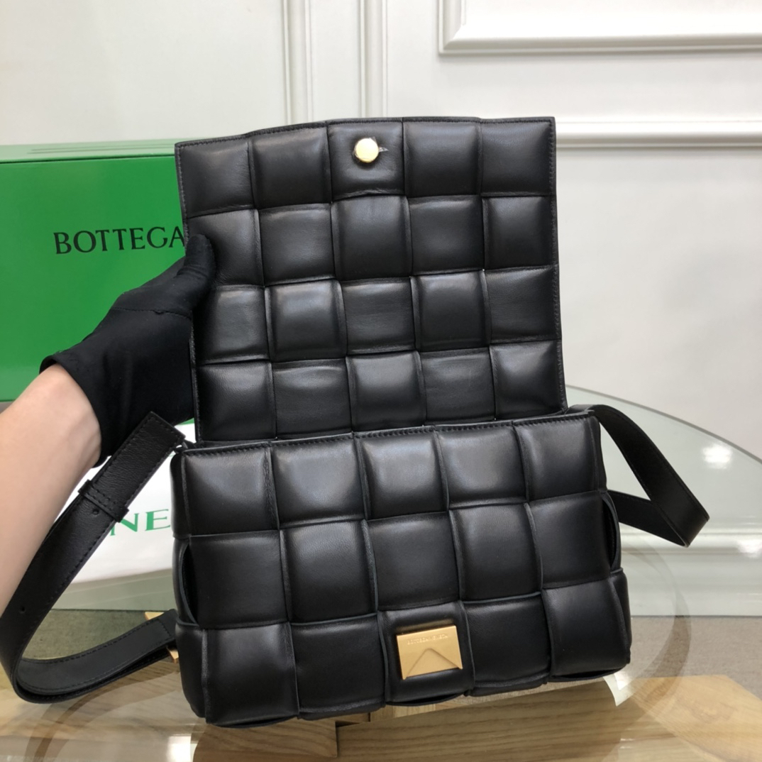 ボッテガ・ヴェネタ「Bottega Veneta」カセット クッションバッグ