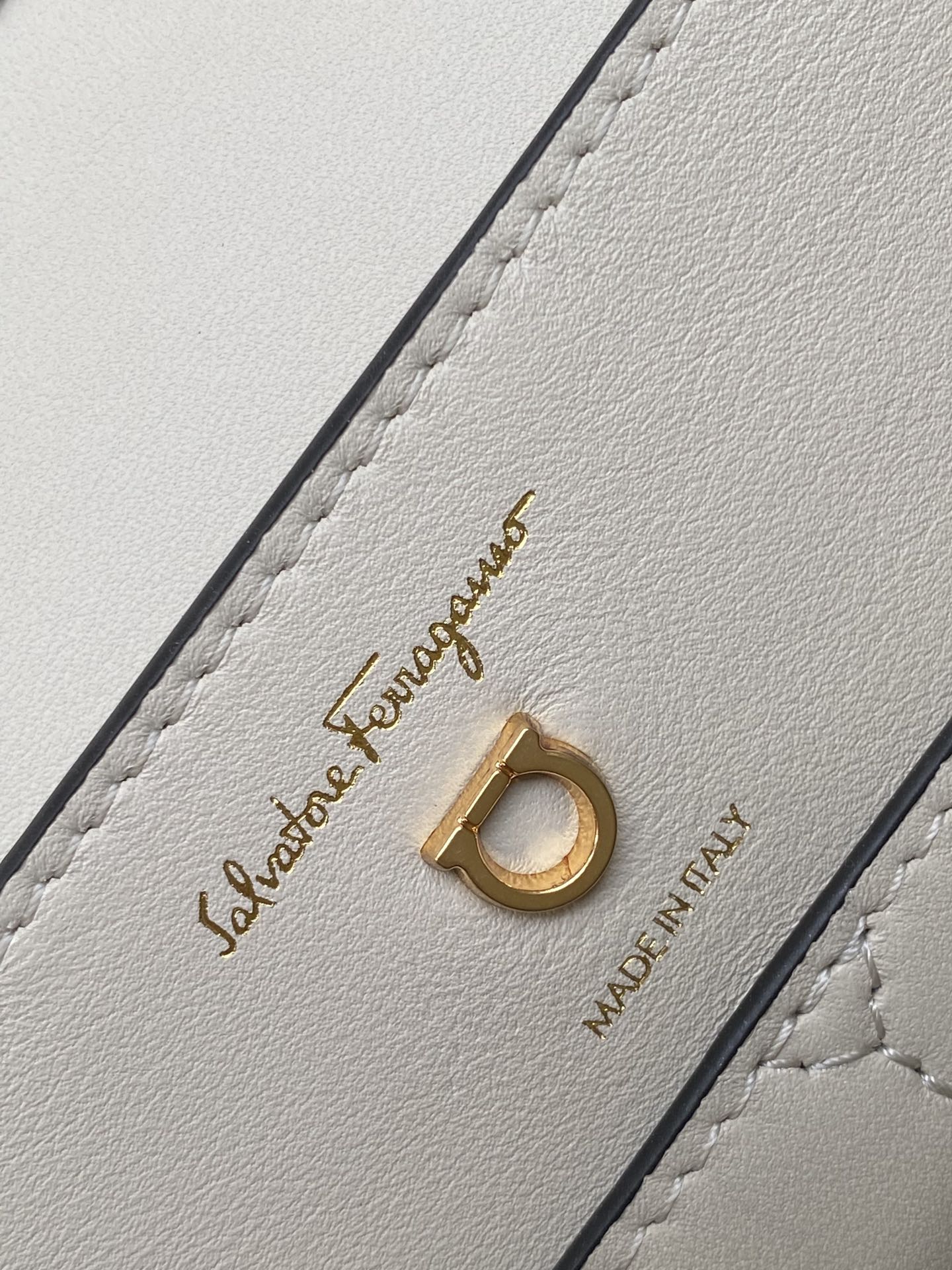 フェラガモ「Ferragamo」フラップトップハンドルバッグ