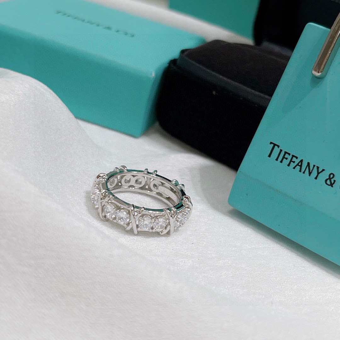 ティファニー「Tiffany & Co.」 クロスデザイン プラチナダイヤモンドリング