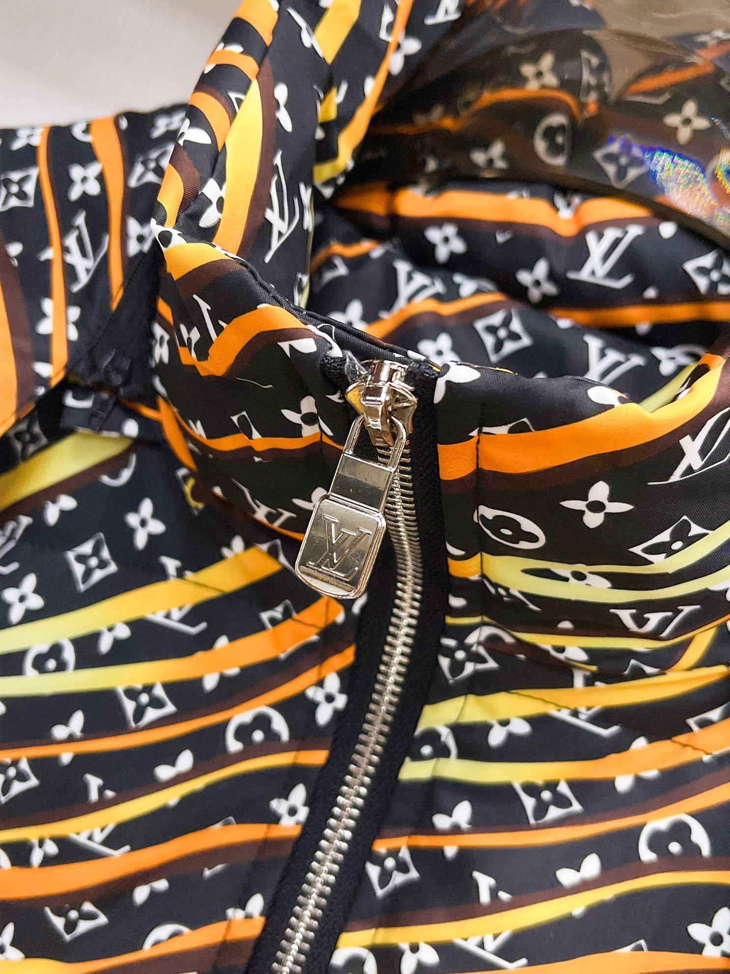 ルイ・ヴィトン「Louis Vuitton」‌ MONOGRAM PILLOW ダウンジャケット