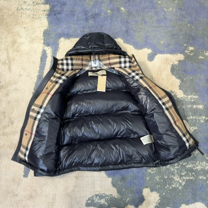 バーバリー「Burberry」アルファベットエンブレムダウンジャケット