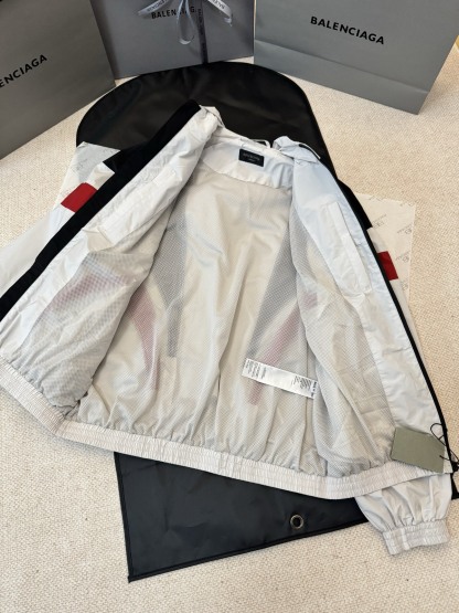 バレンシアガ「Balenciaga」‌赤と黒のエンボス刺繍ジャケット