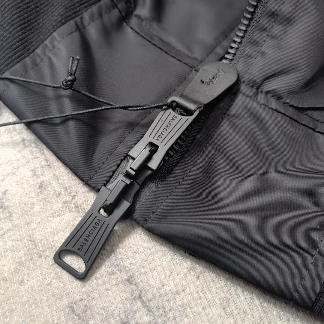バレンシアガ「Balenciaga」‌秋冬コレクションのダブルキャップパッチワークフライトジャケット