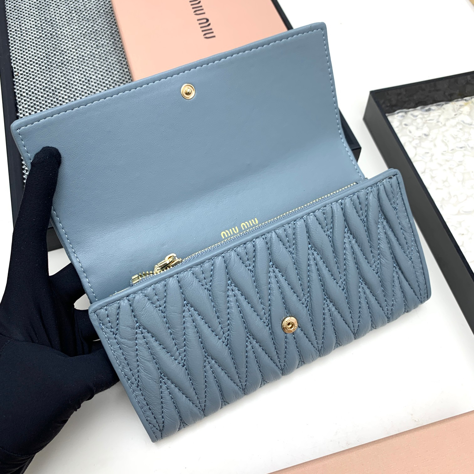 ミュウミュウ「Miu Miu」マテラッセレザー  折り長財布