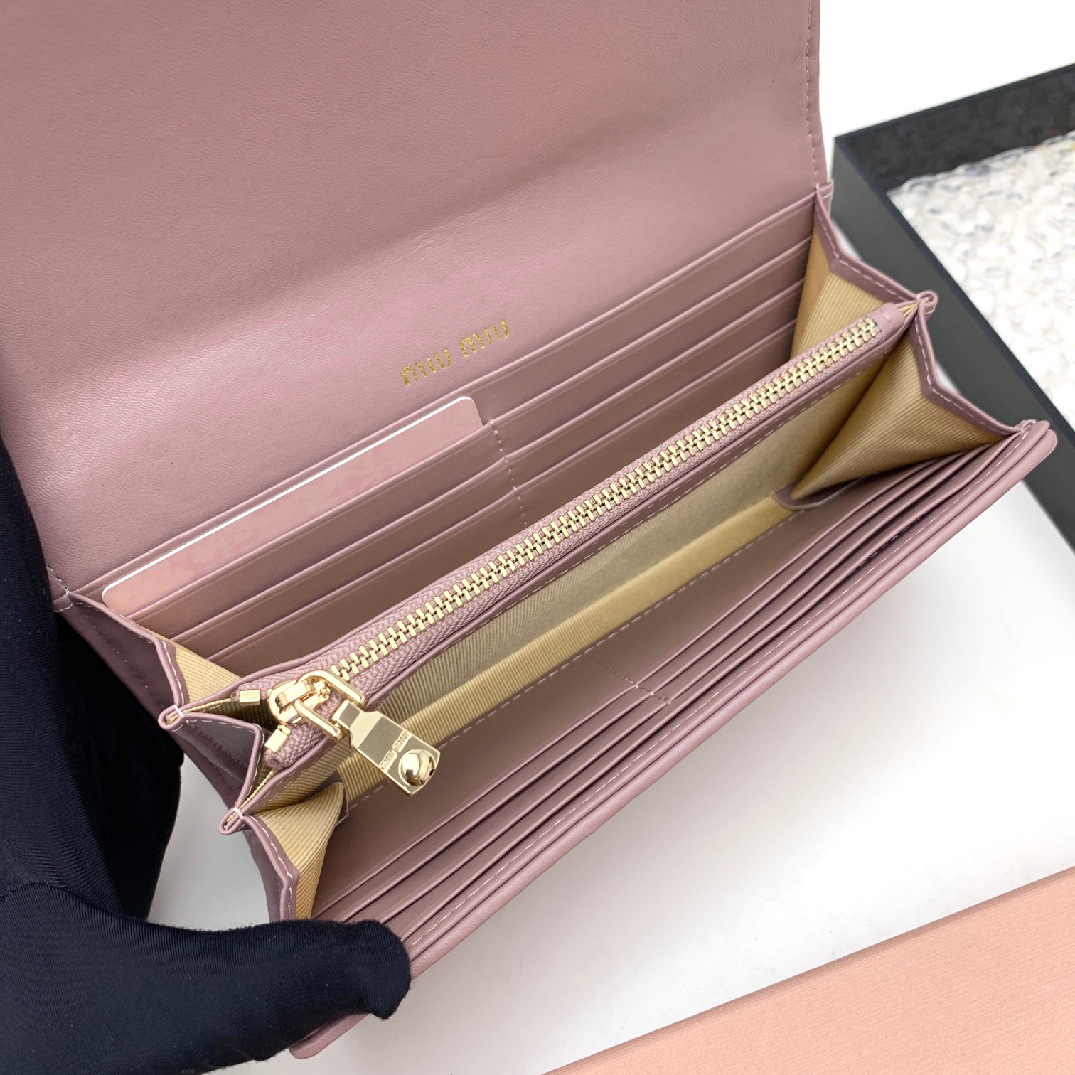 ミュウミュウ「Miu Miu」マテラッセレザー  折り長財布