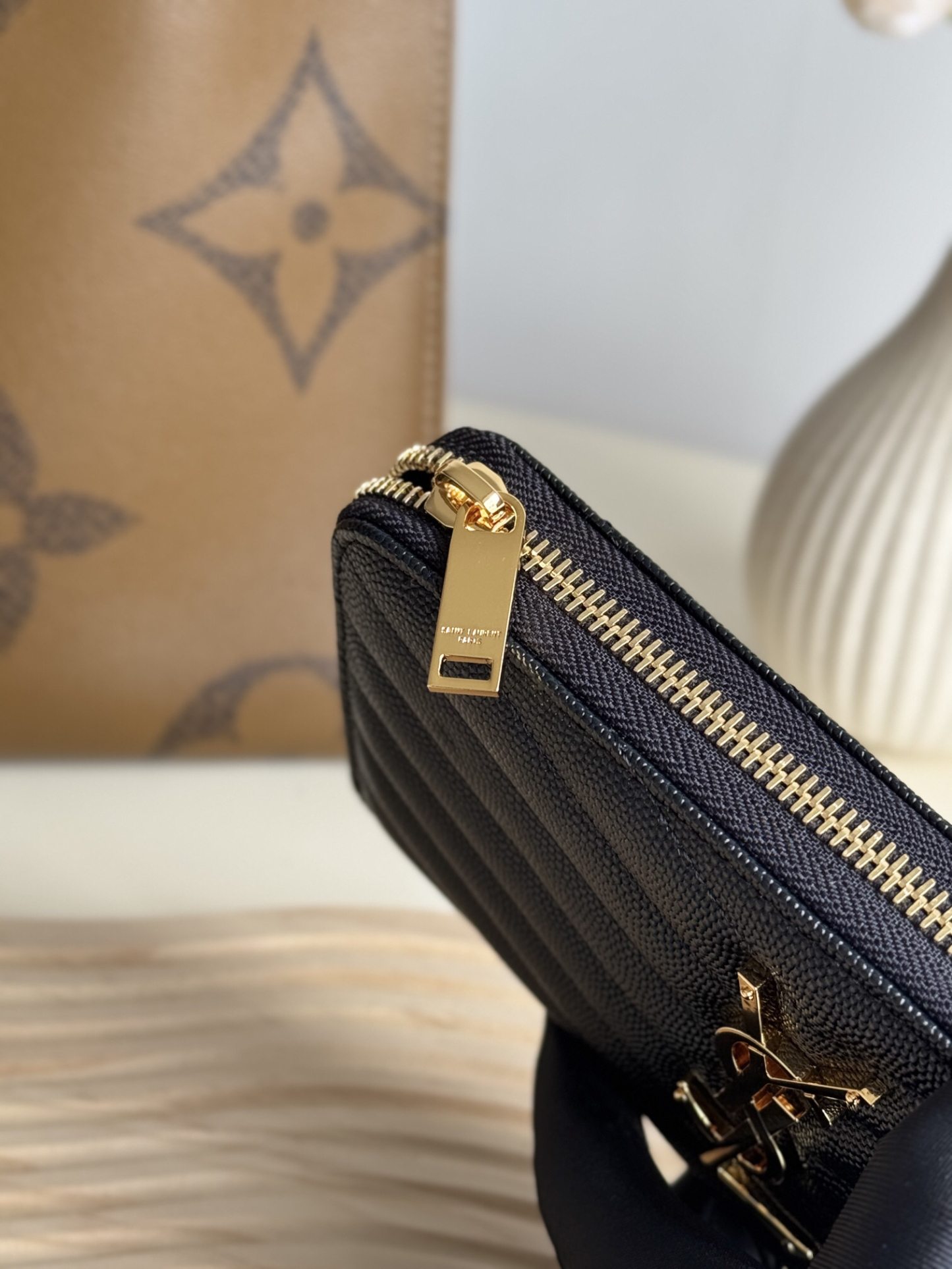 サンローラン「Saint Laurent」モノグラム・サンローラン フルジップウォレット（グレインパウダーテクスチャー キルティングレザー）