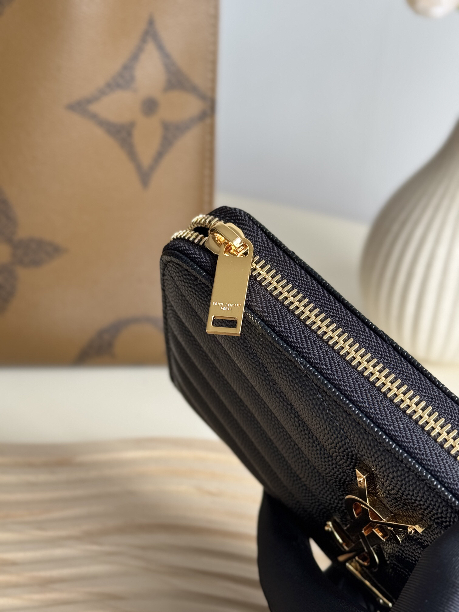 サンローラン「Saint Laurent」モノグラム・サンローラン フルジップウォレット（グレインパウダーテクスチャー キルティングレザー）