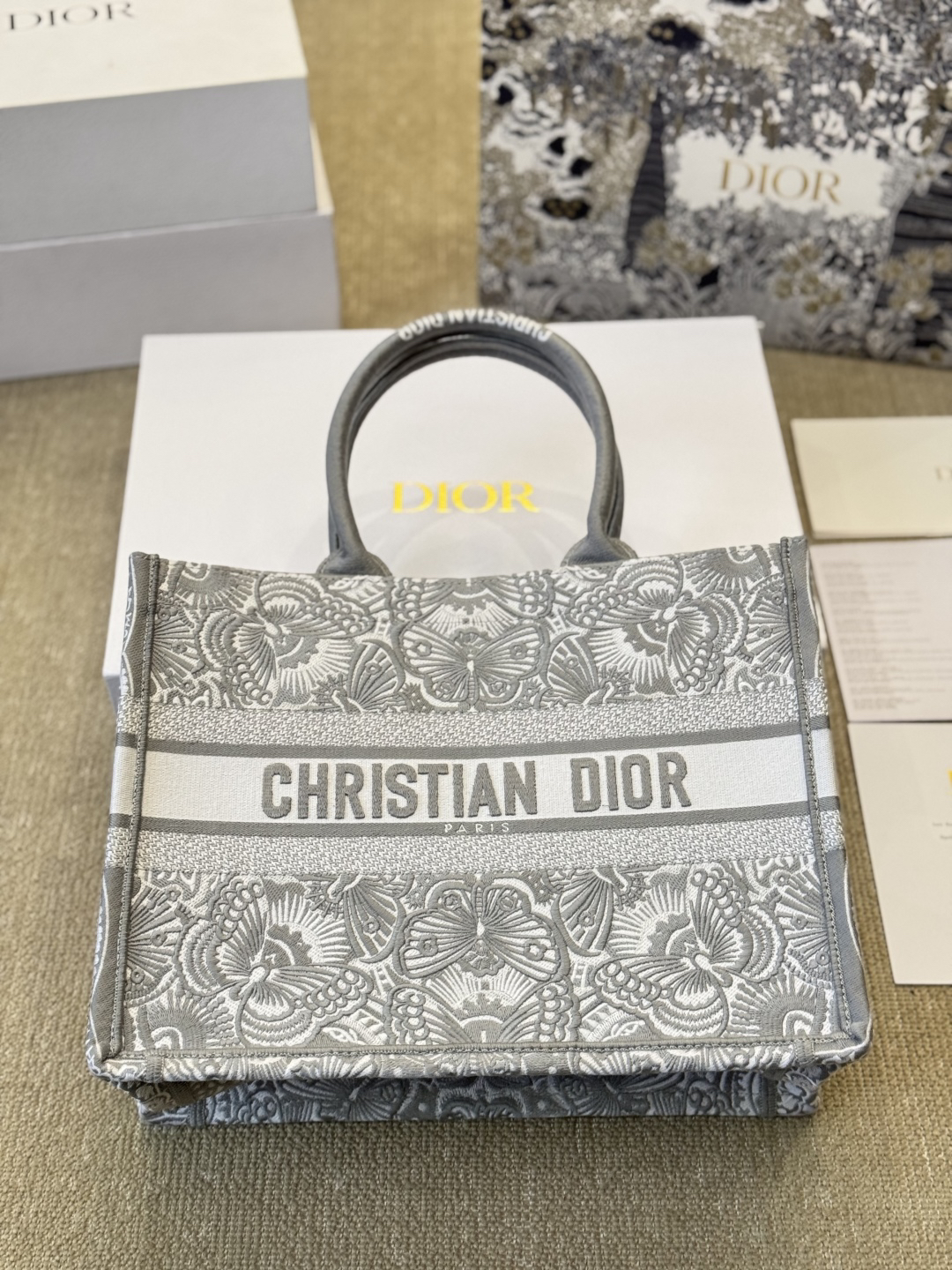 ディオール Dior Book Tote バッグ スモール、ミディアム、ラージの3つのサイズ