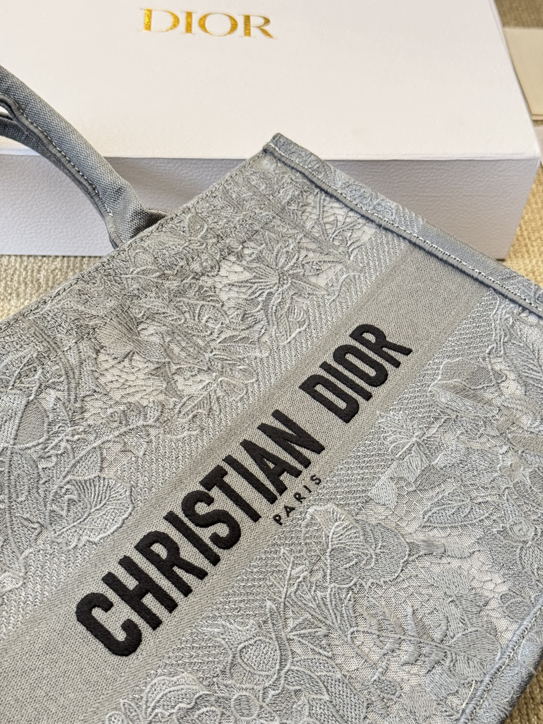 ディオール Dior Book Tote バッグ スモール、ミディアムの2つのサイズ