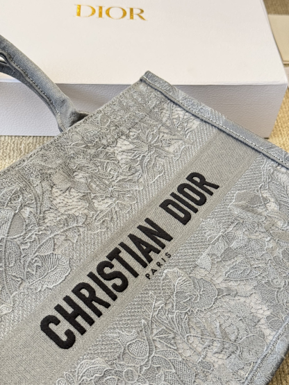 ディオール Dior Book Tote バッグ スモール、ミディアムの2つのサイズ