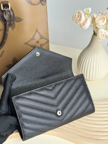 サンローラン「Saint Laurent」カサンドラ ラージウォレット（ラムスキン）