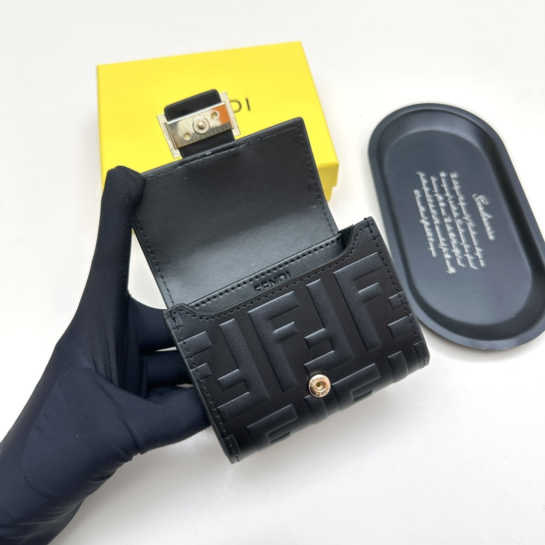 フェンディ「Fendi」高級エンボス牛革の大きな イタリア製財布