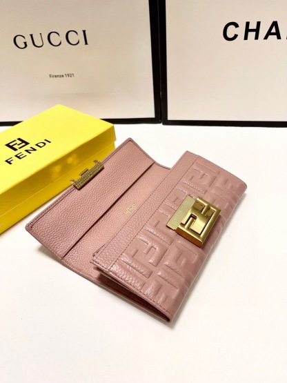 フェンディ「Fendi」高級エンボス牛革の大きな イタリア製財布