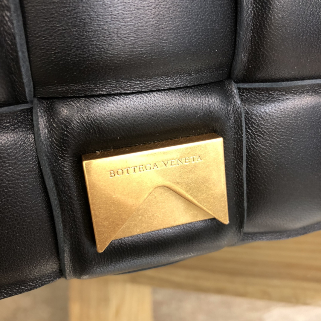 ボッテガ・ヴェネタ「Bottega Veneta」カセット クッションバッグ