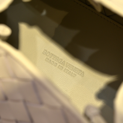 ボッテガ・ヴェネタ「Bottega Veneta」アンディアモ パラシュート マルチバッグ