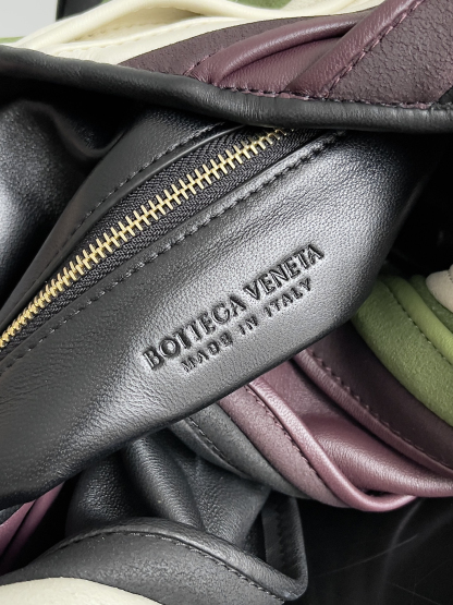 ボッテガ・ヴェネタ「Bottega Veneta」ラージホップ レザー ショルダーバッグ