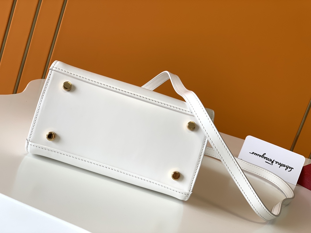 フェラガモ「Ferragamo」ミュージアムコレクシトッョンプハンドル ショルダーバッグ