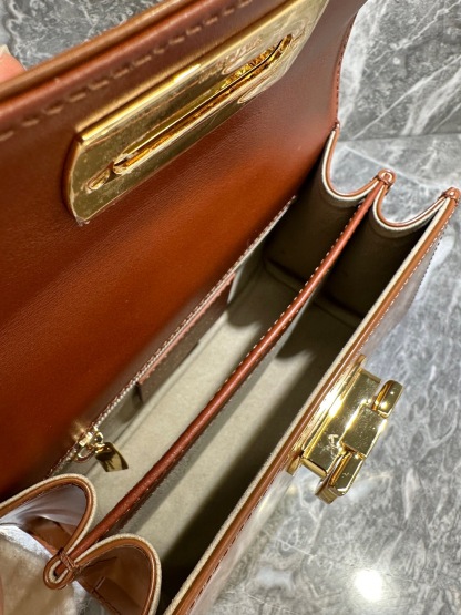 フェラガモ「Ferragamo」ミュージアムコレクション レトロトップハンドルバッグ